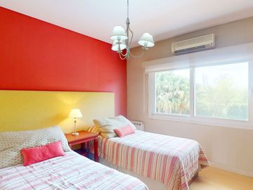 CASA EN VENTA 4 DORMITORIOS ABRIL CLUB DE CAMPO