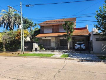 VENTA Casa 5 AMBIENTES PATIO COCHERA BERNAL