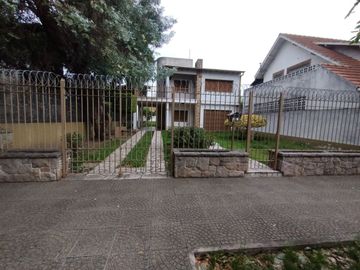 Casa 5  ambientes en venta con cochera en Bernal
