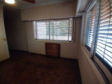 Casa 5  ambientes en venta con cochera en Bernal