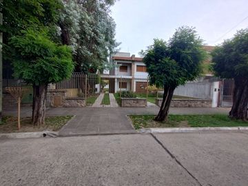 Casa 5  ambientes en venta con cochera en Bernal