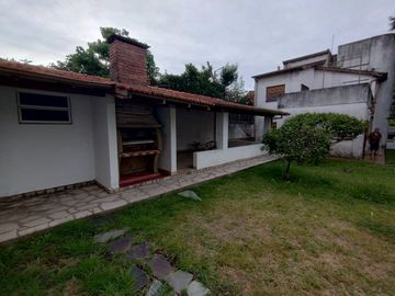 Casa 5  ambientes en venta con cochera en Bernal