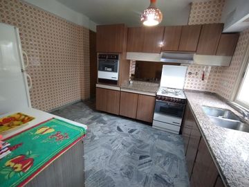 Casa 5  ambientes en venta con cochera en Bernal