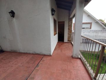 Casa 5  ambientes en venta con cochera en Bernal