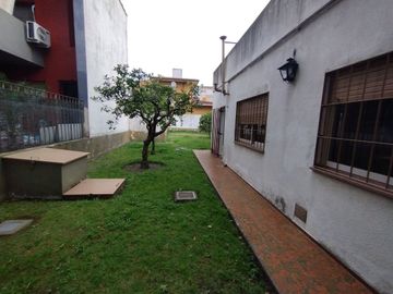 Casa 5  ambientes en venta con cochera en Bernal
