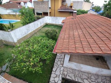 Casa 5  ambientes en venta con cochera en Bernal