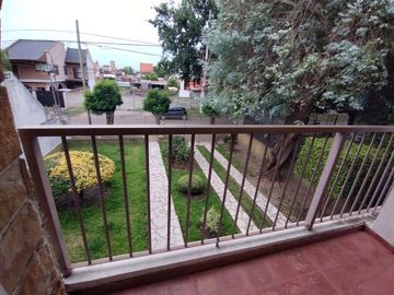 Casa 5  ambientes en venta con cochera en Bernal