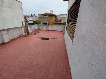 Casa 5  ambientes en venta con cochera en Bernal