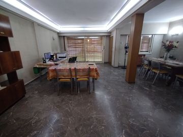 Casa 5  ambientes en venta con cochera en Bernal