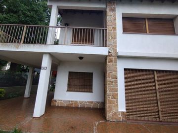 Casa 5  ambientes en venta con cochera en Bernal