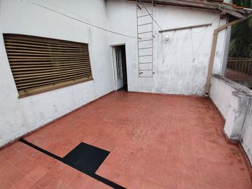 Casa 5  ambientes en venta con cochera en Bernal