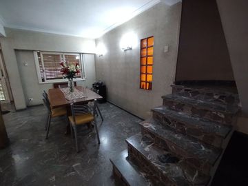 Casa 5  ambientes en venta con cochera en Bernal