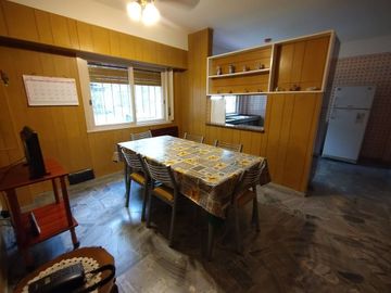 Casa 5  ambientes en venta con cochera en Bernal