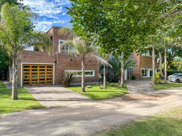 VENTA CASA 6 AMB CON PILETA EN BARRIO ALAMO ALTO!