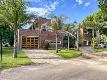 VENTA CASA 6 AMB CON PILETA EN BARRIO ALAMO ALTO!