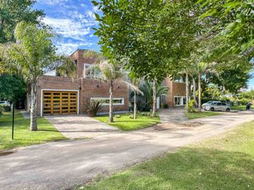 VENTA CASA 6 AMB CON PILETA EN BARRIO ALAMO ALTO!
