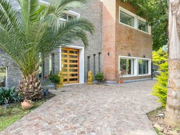 VENTA CASA 6 AMB CON PILETA EN BARRIO ALAMO ALTO!