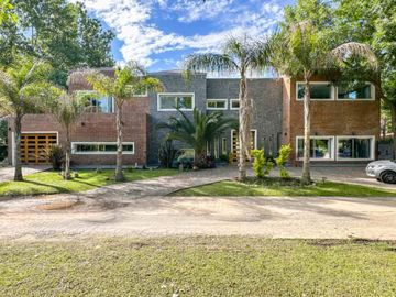 VENTA CASA 6 AMB CON PILETA EN BARRIO ALAMO ALTO!