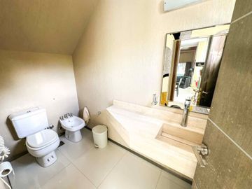 VENTA CASA 6 AMB CON PILETA EN BARRIO ALAMO ALTO!