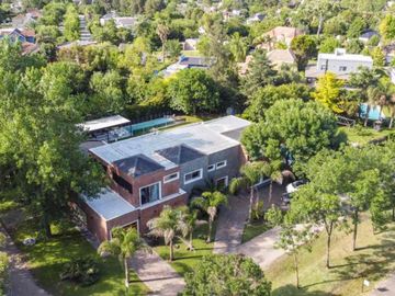 VENTA CASA 6 AMB CON PILETA EN BARRIO ALAMO ALTO!
