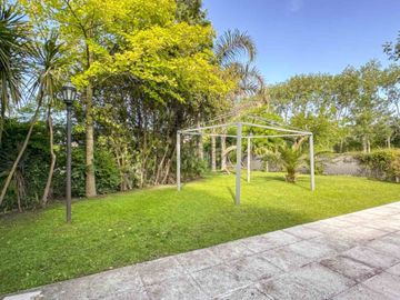 VENTA CASA 6 AMB CON PILETA EN BARRIO ALAMO ALTO!