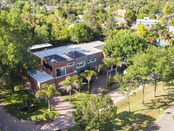 VENTA CASA 6 AMB CON PILETA EN BARRIO ALAMO ALTO!