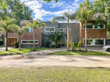 VENTA CASA 6 AMB CON PILETA EN BARRIO ALAMO ALTO!