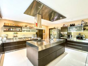 VENTA CASA 6 AMB CON PILETA EN BARRIO ALAMO ALTO!