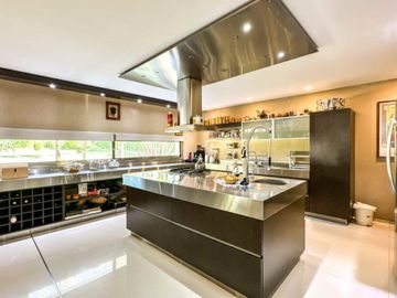 VENTA CASA 6 AMB CON PILETA EN BARRIO ALAMO ALTO!