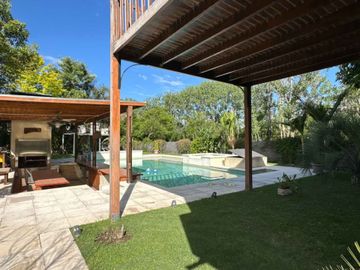 VENTA CASA 6 AMB CON PILETA EN BARRIO ALAMO ALTO!