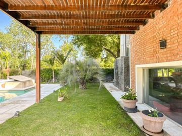 VENTA CASA 6 AMB CON PILETA EN BARRIO ALAMO ALTO!