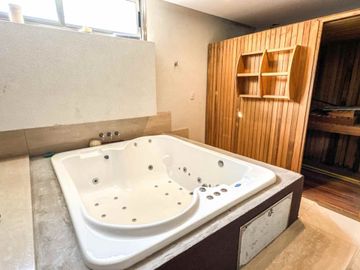 VENTA CASA 6 AMB CON PILETA EN BARRIO ALAMO ALTO!