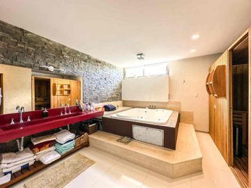 VENTA CASA 6 AMB CON PILETA EN BARRIO ALAMO ALTO!