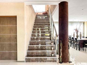 VENTA CASA 6 AMB CON PILETA EN BARRIO ALAMO ALTO!