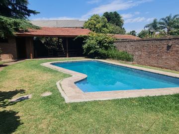 Venta Casa 6 amb c/pileta y quincho a reciclar