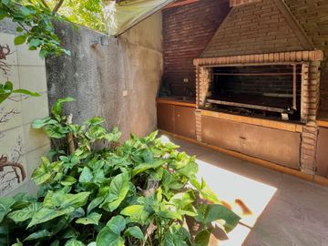 Venta Casa 6 amb c/pileta y quincho a reciclar