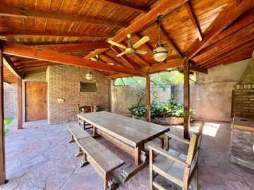 Venta Casa 6 amb c/pileta y quincho a reciclar