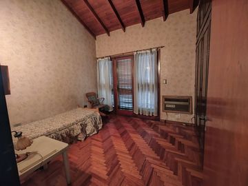 CASA  EN DUPLEX EN  LANUS O. C/ PARQUE Y COCHERA