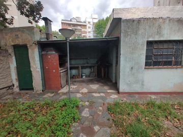 CASA  EN DUPLEX EN  LANUS O. C/ PARQUE Y COCHERA