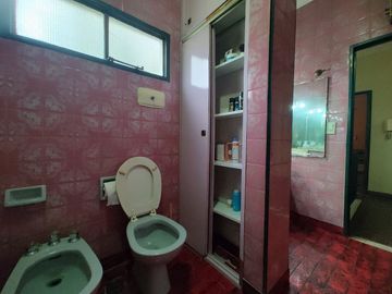 CASA  EN DUPLEX EN  LANUS O. C/ PARQUE Y COCHERA
