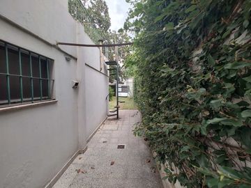 CASA  EN DUPLEX EN  LANUS O. C/ PARQUE Y COCHERA
