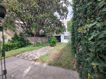 CASA  EN DUPLEX EN  LANUS O. C/ PARQUE Y COCHERA
