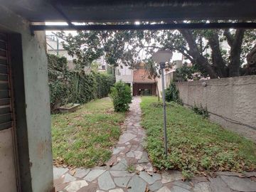 CASA  EN DUPLEX EN  LANUS O. C/ PARQUE Y COCHERA