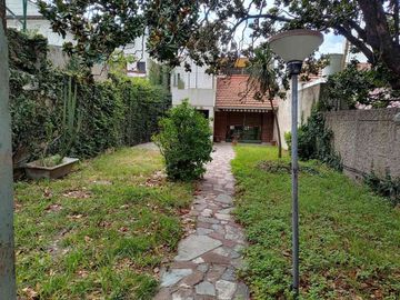 CASA  EN DUPLEX EN  LANUS O. C/ PARQUE Y COCHERA