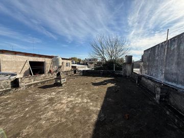 VENTA CASA 2 DORMITORIOS CON GRAN TERRENO ARROYITO