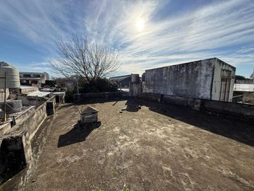 VENTA CASA 2 DORMITORIOS CON GRAN TERRENO ARROYITO