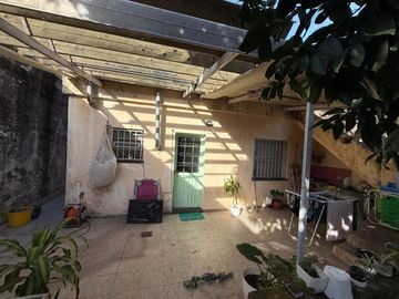 VENTA CASA 2 DORMITORIOS CON GRAN TERRENO ARROYITO