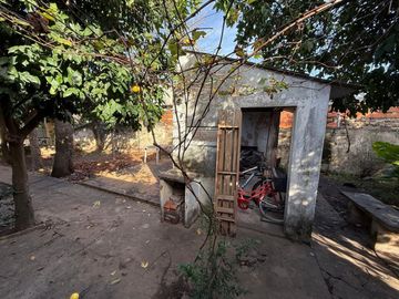 VENTA CASA 2 DORMITORIOS CON GRAN TERRENO ARROYITO