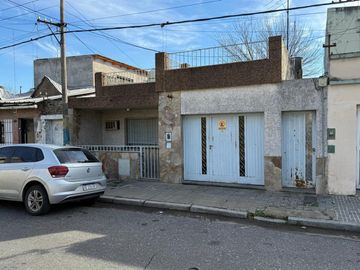 VENTA CASA 2 DORMITORIOS CON GRAN TERRENO ARROYITO