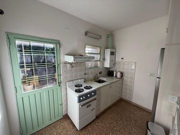 VENTA CASA 2 DORMITORIOS CON GRAN TERRENO ARROYITO
